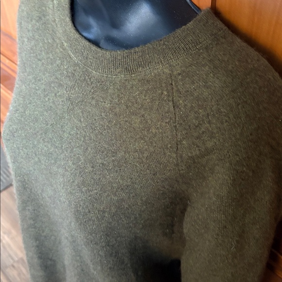 Garnet Hill 100% cashmere moss green sweater - Picture 3 of 6